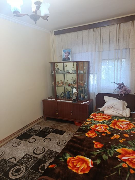Vând apartament două camere etajul 3 zona V-uri pe Șincai — fotografia 1