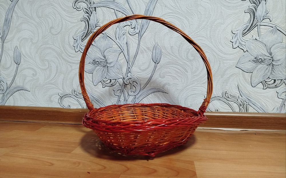 Плетёная корзина подарочная