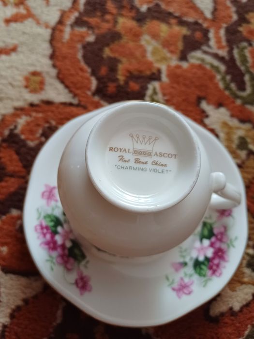 Продавам комплект за кафе от костен порцелан