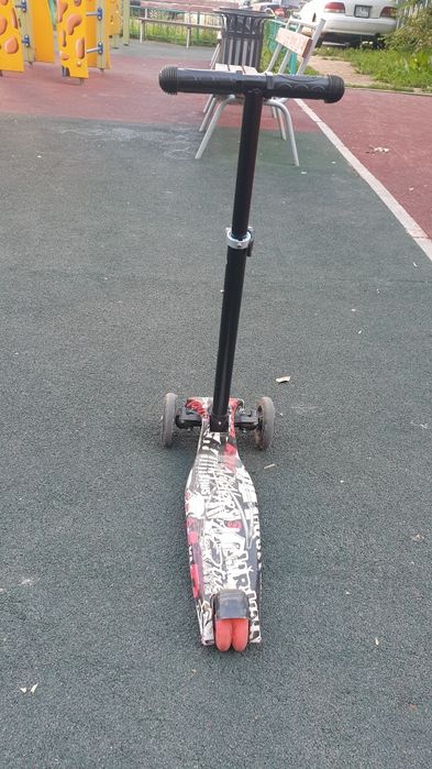 Детский самокат , очень прочный.