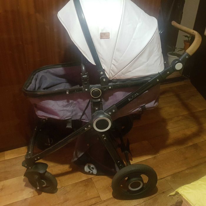 Продава се комбинирана детска  количка Лорели