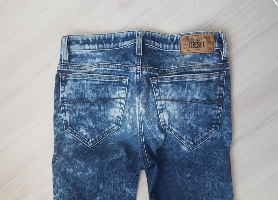 Blugi Diesel Nr.27 corespunde la un S-M