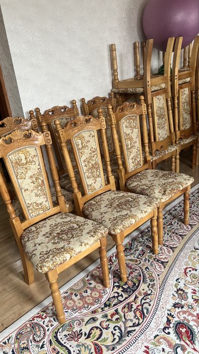 Стол и стулья на гостиную