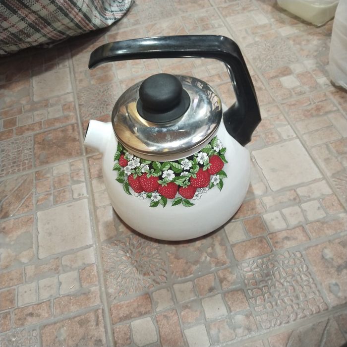 Продам эмалированеые чайники и кастрюли
