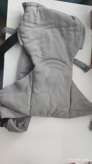 Ергономичната раница за носене на бебе chicco Easy Fit (0+)