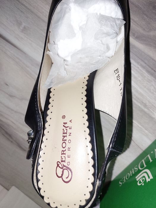 Продам босоножки