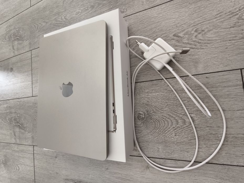 Macbook Air M4 2025 Argintiu  16Gb, 256Gb, garanție producător 17 Luni, impecabil, nefolosit, baterie 100%