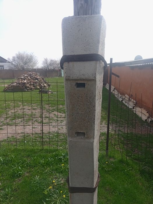 Столб с пасынком