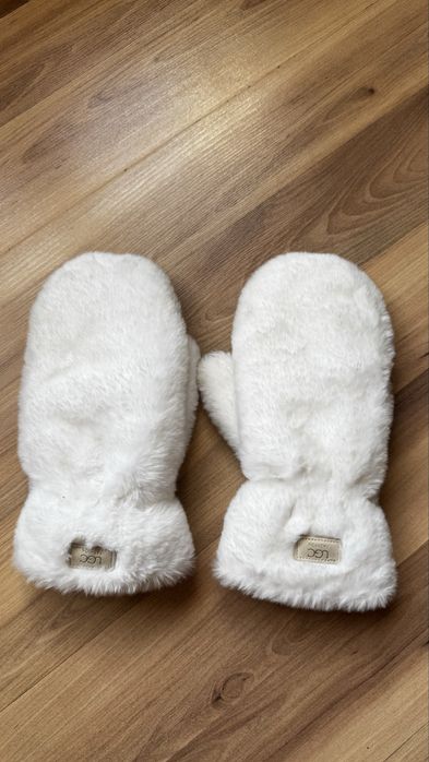 Варежки белые меховые UGG