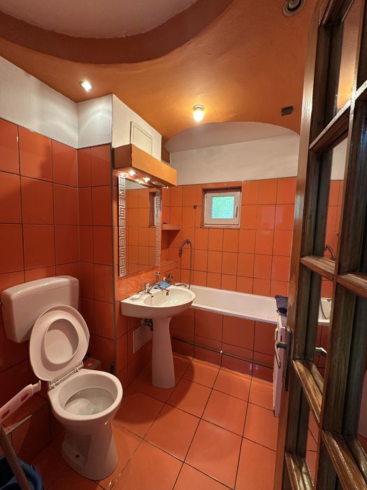 Închiriez apartament cu 2 camere