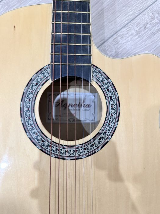 Продам гитару с чехлом