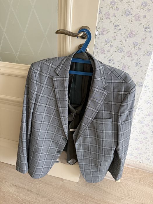 Мужской костюм серый