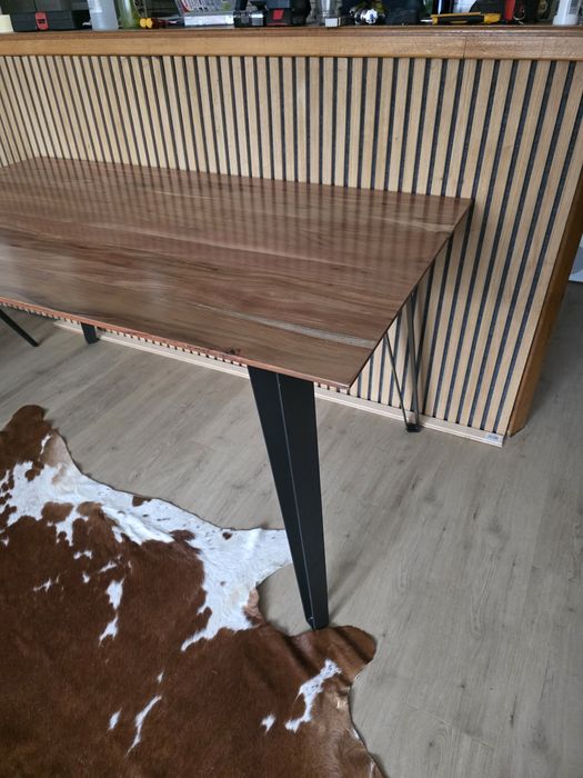 Трапезна маса от масивно дърво