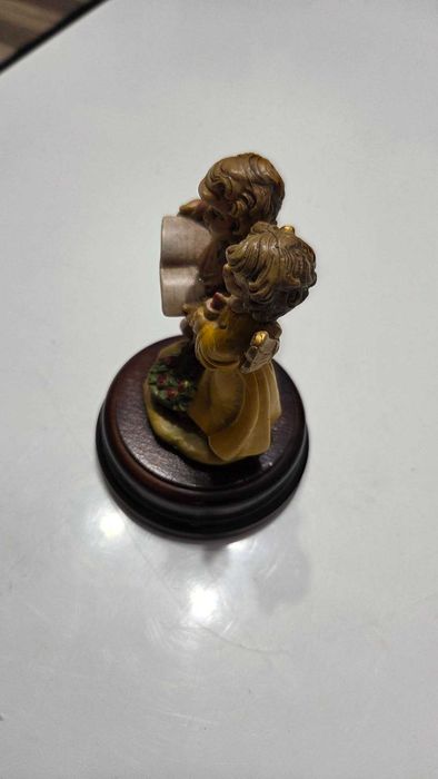 Mica statueta muzicala cu ingerasi