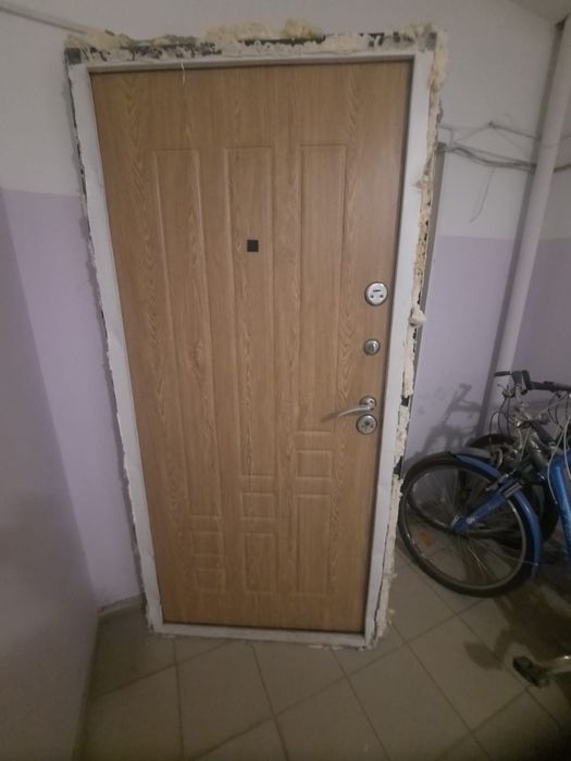 Входная дверь ( металлическая)