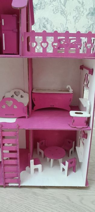 Продаётся кукольный дом