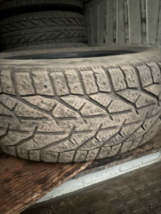 Продается резина 235/60. R18