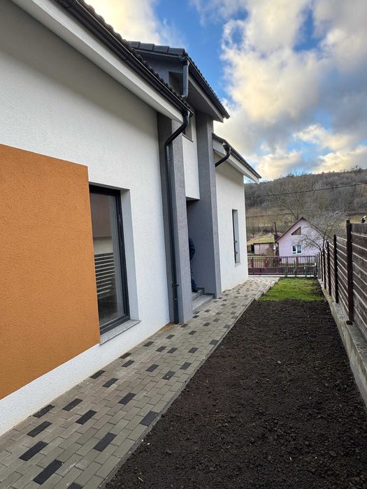 Persoană fizică vând casă individuală în Tăuți comuna Florești.