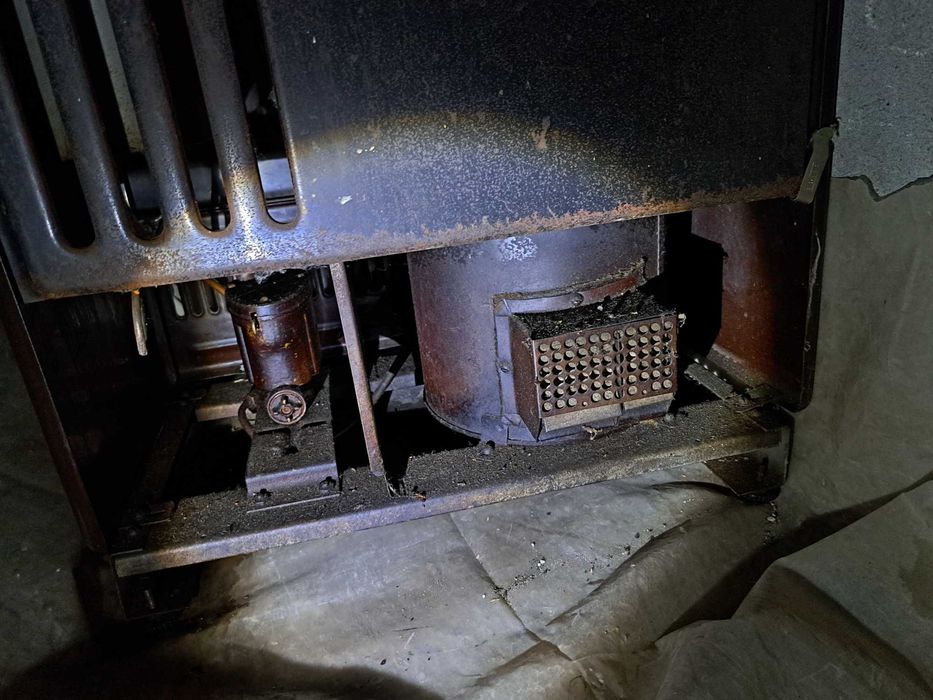 Продавам  нафтова печка 80 лв ,готварска 100лв. и 50 л. нафта и празни