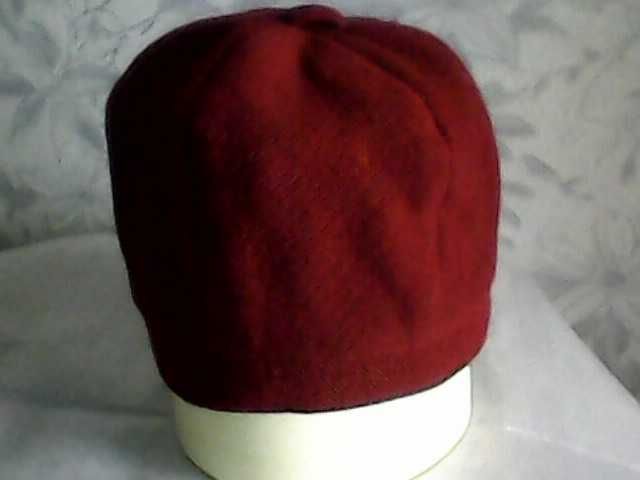 Шапки женские теплые и шарфы продаются.