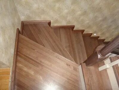 Лестница из дерева и дубовых инженерных панелей