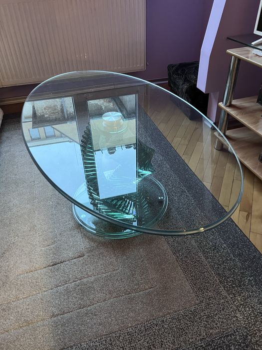 Стъклена маса за хол