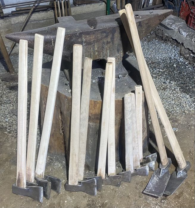 Topoare de diferite mărimi.