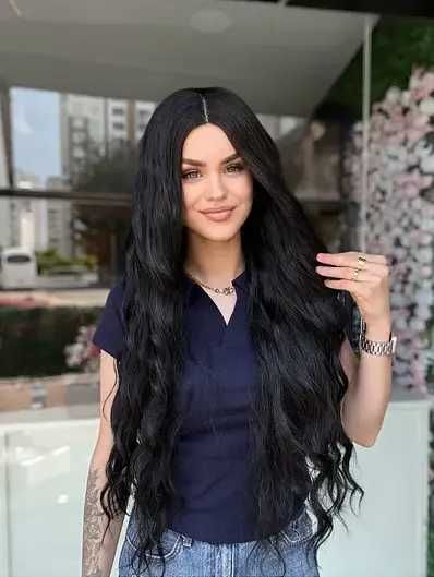 Черна вълнообразна перука на път