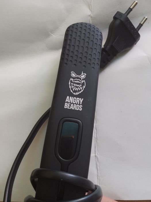 Aparat de îndrepatat barba. Firma Angry Beards.