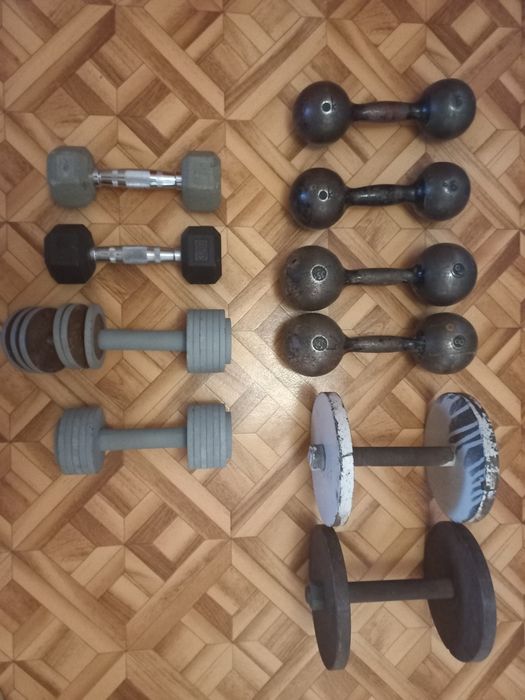 Гантели разных весов.