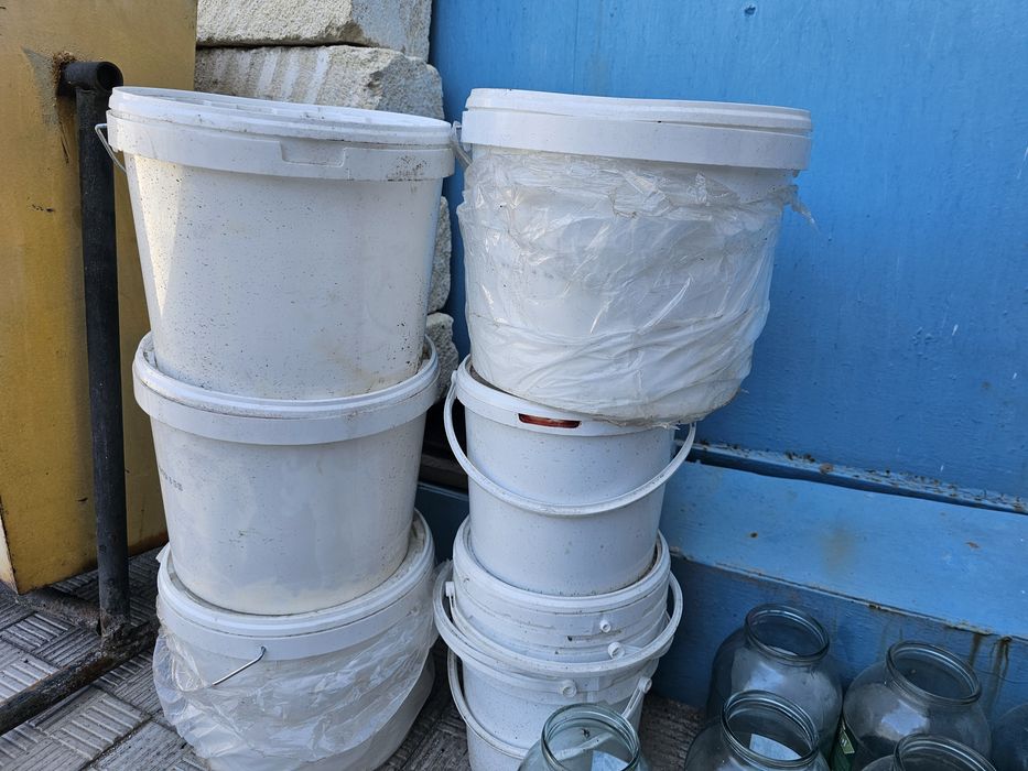 Продаём 2 л банки и ведры