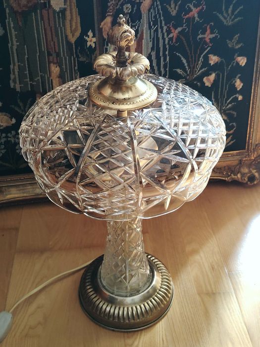Lampă de masă vintage  realizată din cristal tăiat manual, având o bază și accente din alama și  bronz.