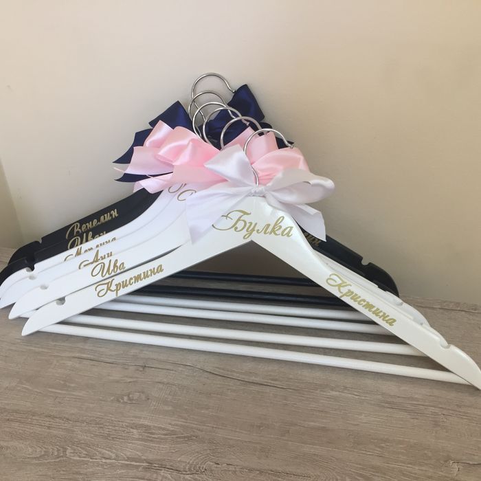 Дървени закачалки с надписи и панделки