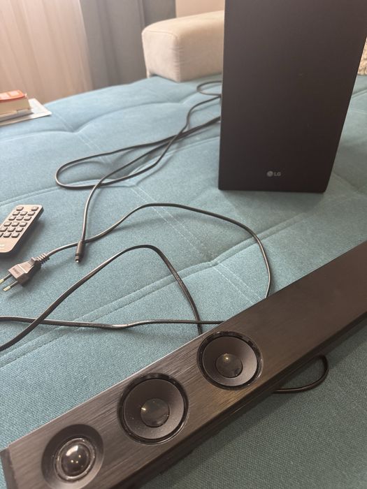 Vând Soundbar LG SJ3, 300W, 2.1, Bluetooth, Subwoofer Wireless, Negru