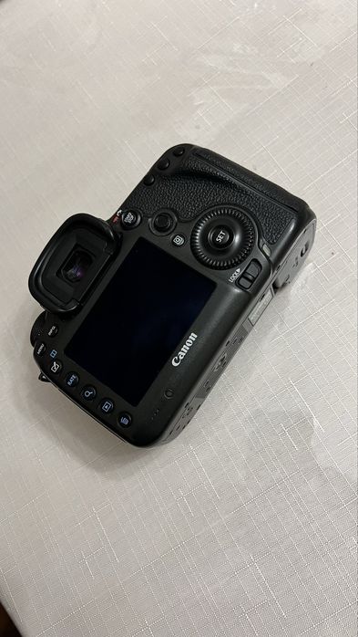 Продаю профессиональную камеру Canon 5DsR