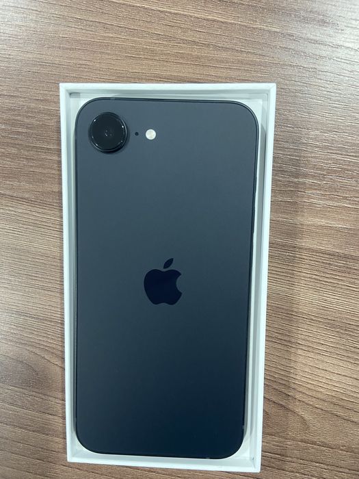 Продам Айфон 16е 128г