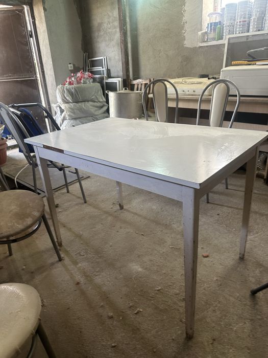 Стол белого цвета