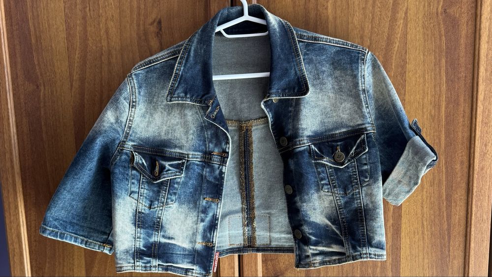 Късо , дамско ,еластично дънково яке