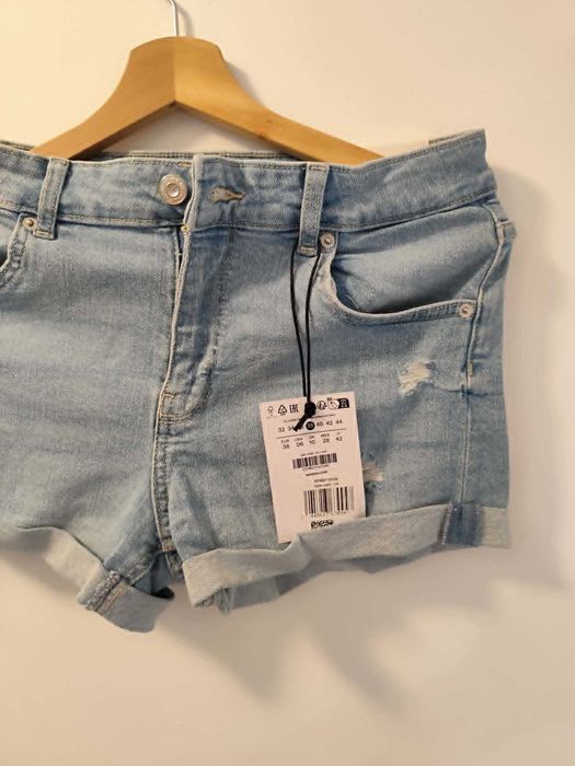 PRET REDUS  -  Pantaloni scurți damă Bershka din denim, bleu deschis, noi cu etichetă, mărimea 38
