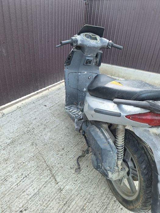 Vând aprilia city 125cc