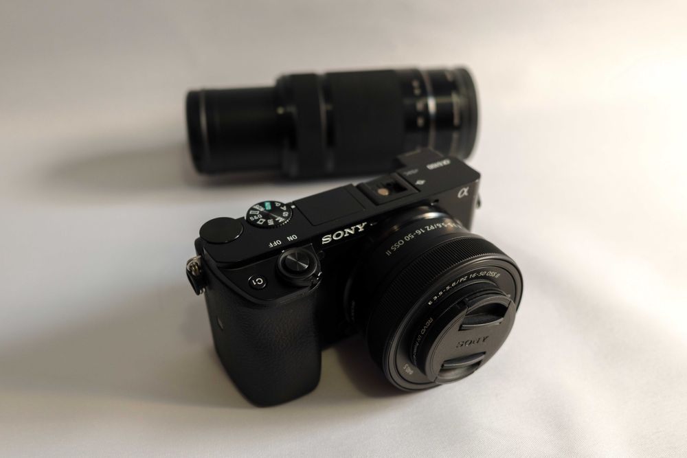 Aparat Foto Mirrorless Sony Alpha A6100 24.2MP Kit 16-50mm II F3.5-5.6 OSS II + 55-210mm F4.5-6.3 OSS