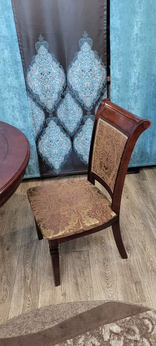 Стол в гостинную