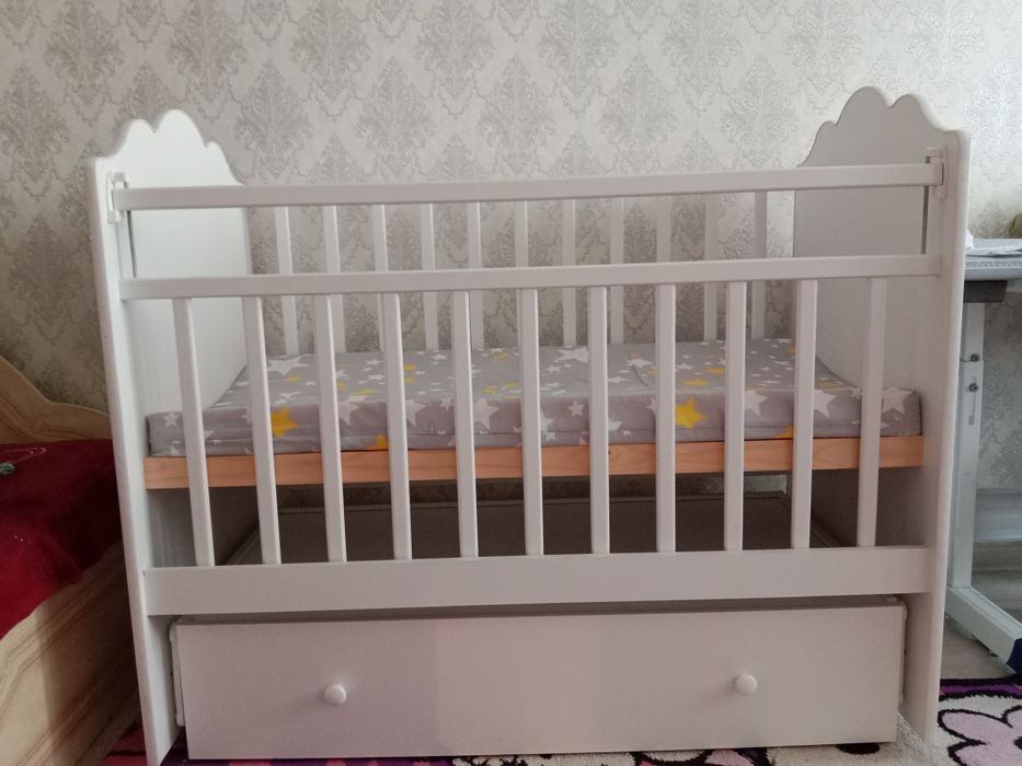 Бесік -кровать , тербетіледі