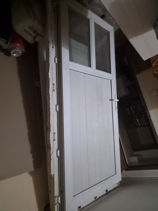Продам дверь пластиковую