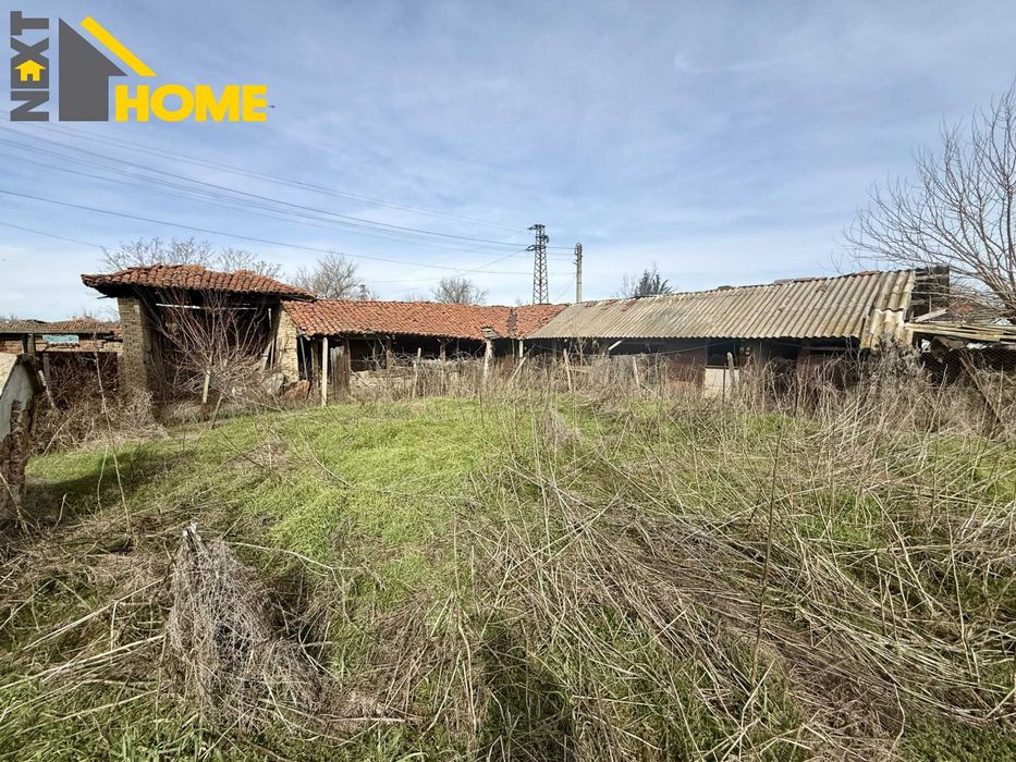 Самостоятелна двуетажна къща с дворно място и гараж