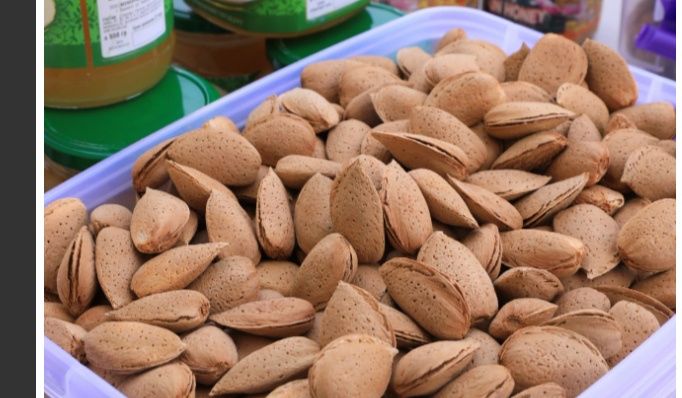 Achiq bodom sotiladi