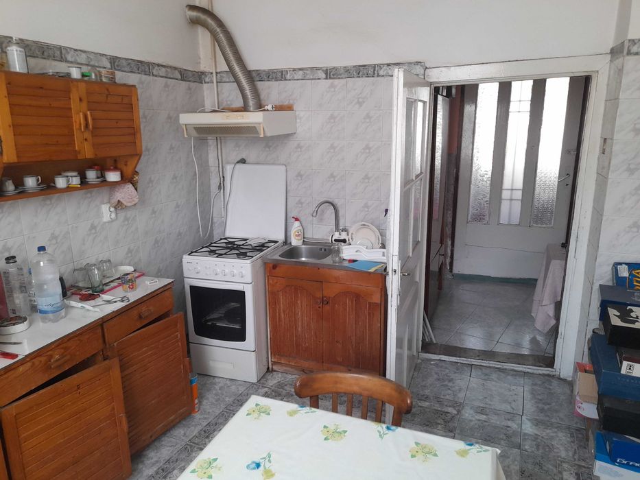 Vand apartament 2 camere la curte comună zonă centrală Arad