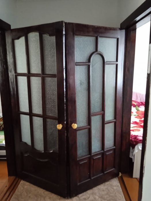 Продам двери межкомнатные дерево срочно