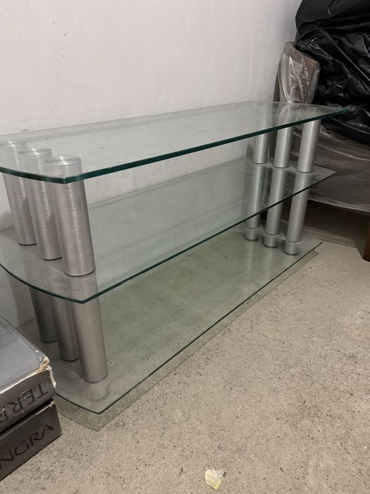 Стъклена маса хол