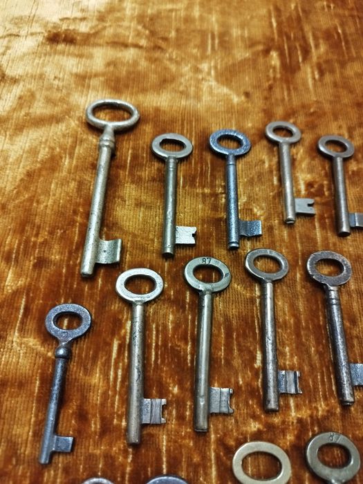 Продавам 17 ключа